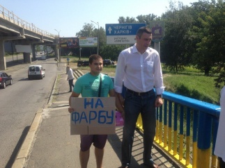 Виталий Кличко отдал личные деньги на покраску Моста Метро