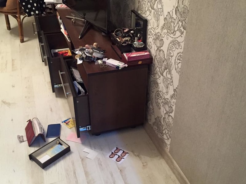 Неизвестные вломились в квартиру народного депутата Ирины Сусловой