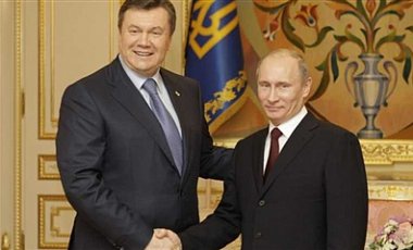 Фотофакт: Виктор Янукович играл в специальные шахматы, где фигурой короля был Путин