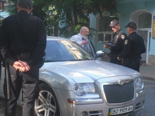 Фотофакт: В Тернополе священник на "Крайслере" устроил разборки с патрульными