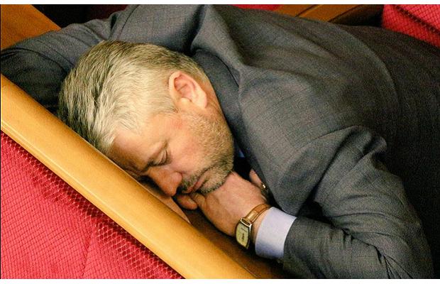 Народный депутат пожаловался на то, что в сессионном зале Верховной Рады старые неудобные кресла
