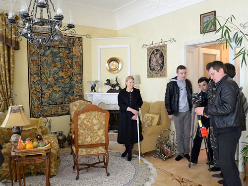 Юлия Тимошенко устроила активистам экскурсию по своему особняку в Конча-Заспе