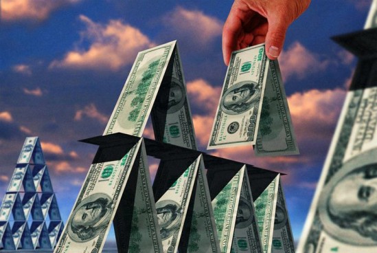 Деньги: Как банкиры строят финансовые «пирамиды»