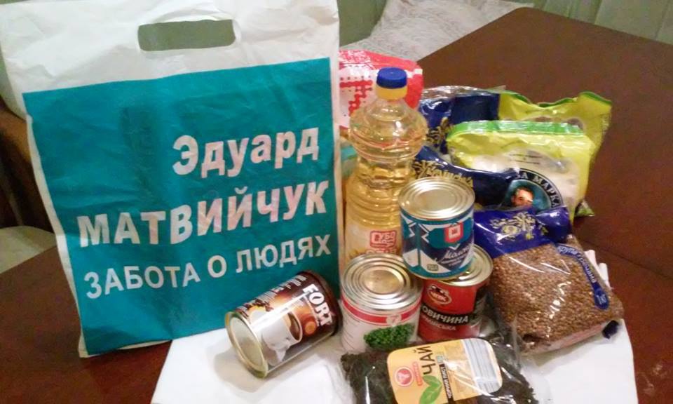 Скандальчик: Экс-губернатор Одесской области Эдуард Матвийчук начал раздавать продуктовые пакеты