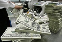 Деньги: Банки Игоря Коломойского и Владимира Путина заработали на курсе доллара около 3 миллиардов гривен