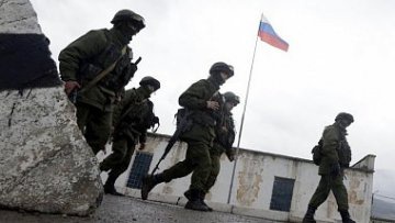 Крым: Российские военные минируют территорию вокруг части в Феодосии