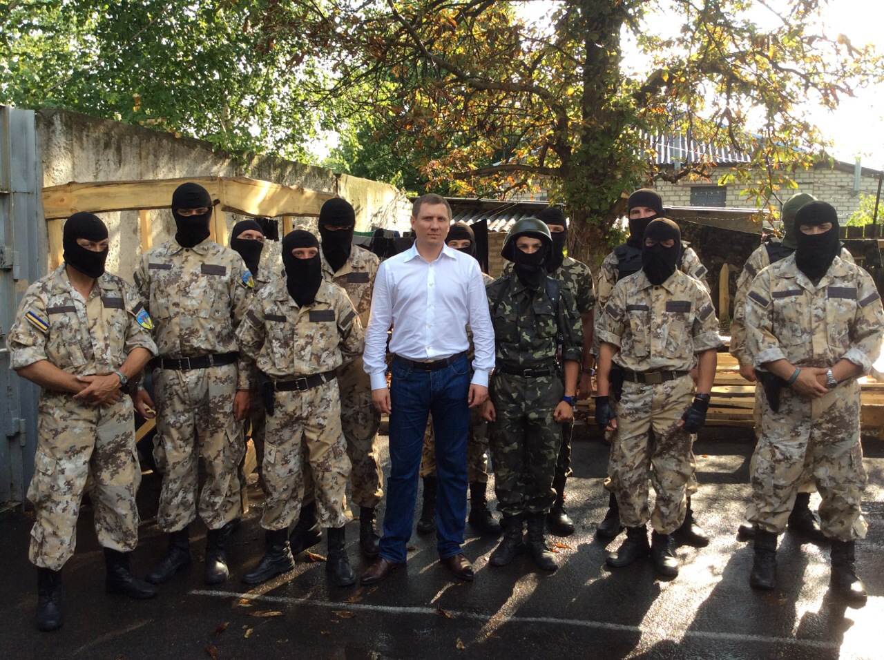 Общественный активист Сергей Шахов передал военную амуницию украинской армии в зоне АТО в Луганской области