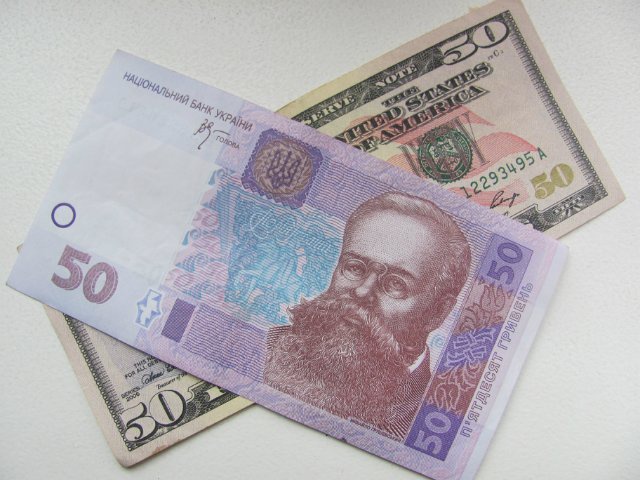 Деньги: Эксперты прогнозируют укрепление гривни, но не раньше окончания войны