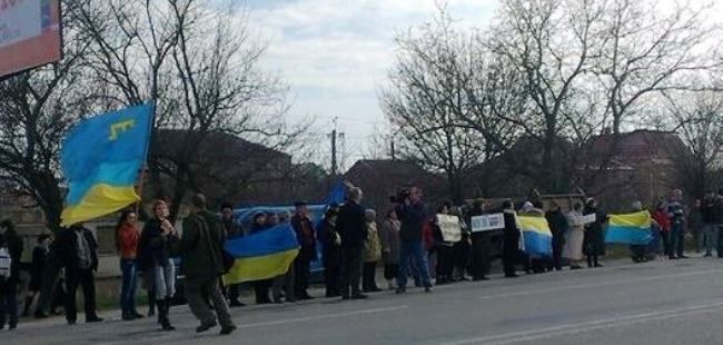 Крым: Проходят многотысячные митинги против референдума