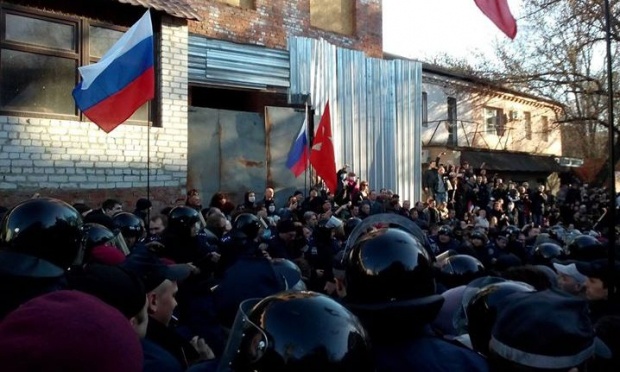 Регионы: В Донецке сепаратисты в здании СБУ укрепляют огневые точки и готовятся к штурму