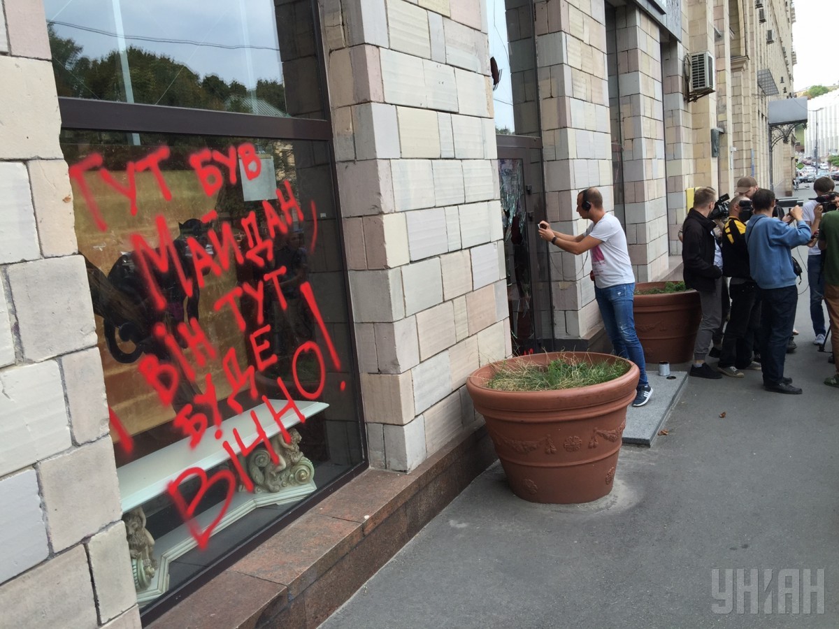 На Грушевского из-за стертых граффити начались столкновения