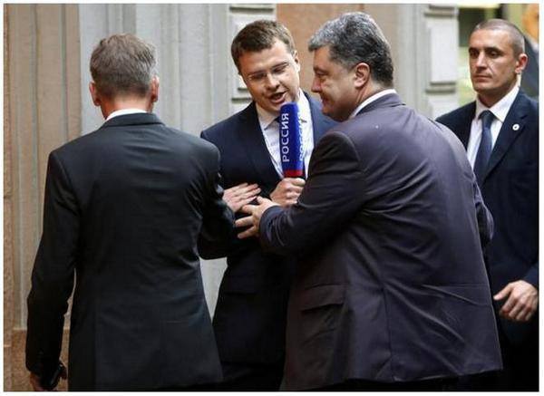 Фотофакт: Петр Порошенко в Милане отодвинул от себя журналиста кремлевского телеканала Россия