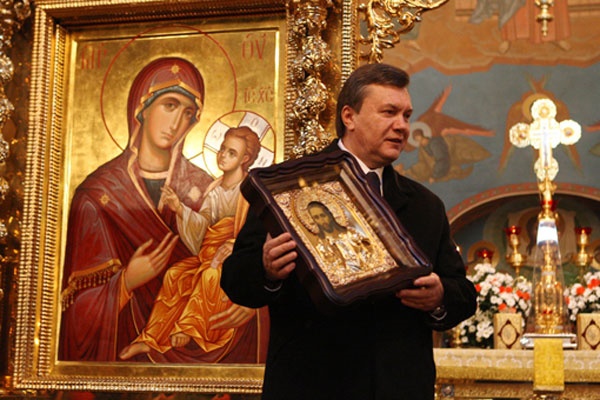 Виктора Януковича требуют предать анафеме