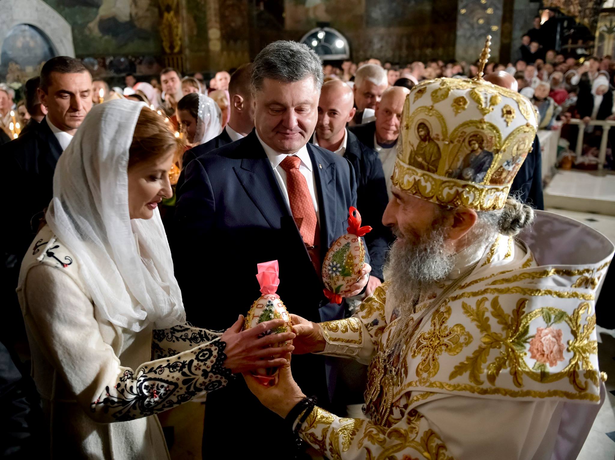 В Пасхальную ночь президент с женой молились за Украину