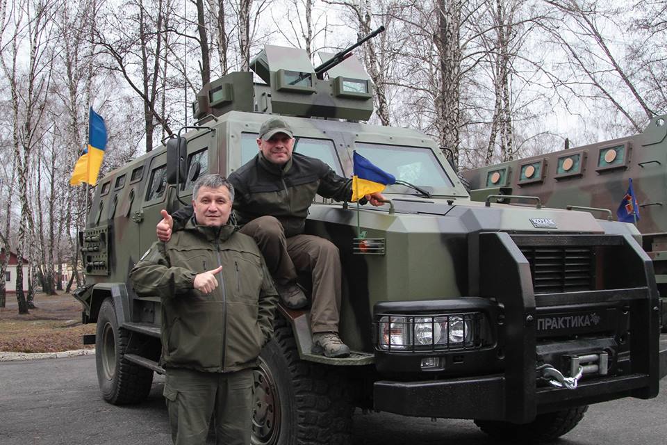 Вооруженные люди штурмуют участников блокады Крыма