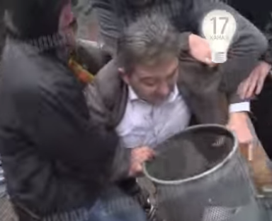 Скандальчик: Активисты устроили экс-регионалу Виталию Грушевскому 'мусорную' люстрацию