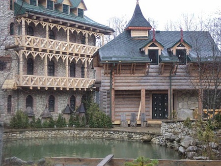 Виктор Ющенко достраивает свой роскошный замок в Карпатах