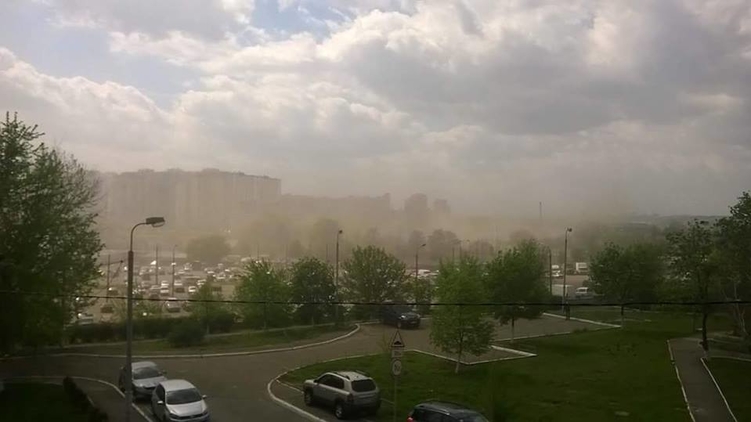 Фотофакт: Киев накрывает огромное облако странной пыли
