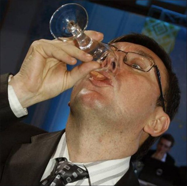 Юрий Луценко напился вина в ресторане Светлакова
