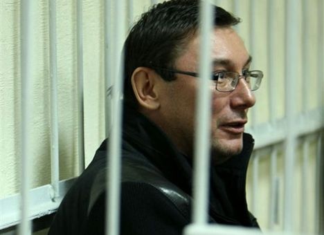 Юрий Луценко в колонии покрылся пятнами и отказывается от еды