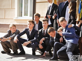 Об этом говорят: Детей Петра Порошенко на День знаний привели семеро охранников