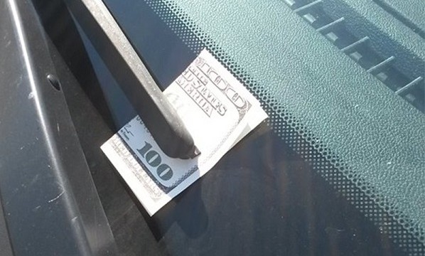 Если Вы заметили 100-долларовую банкноту на лобовом стекле своего автомобиля – езжайте прямо в полицейский участок!