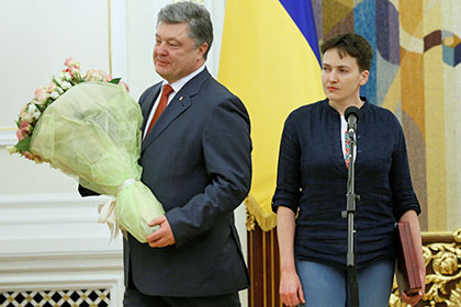 Психолог: Савченко даже когда жмет Порошенко руку, смотрит на него свысока. Ей есть что сказать ему