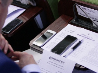 Их нравы: В Киевраде насчитали более 30 новых iPhone 6