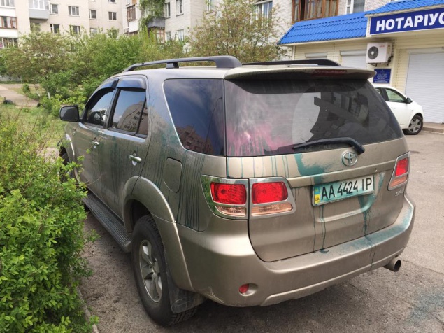Главе Дарницкой райадминистрации Геннадию Синцову облили зеленкой автомобиль