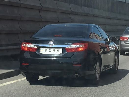 Авто со странными номерами в Киеве озадачило соцсеть: фотофакт