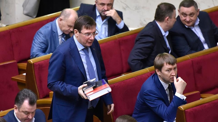Об этом говорят: Чем заплатит Порошенко за кресло генпрокурора для Луценко