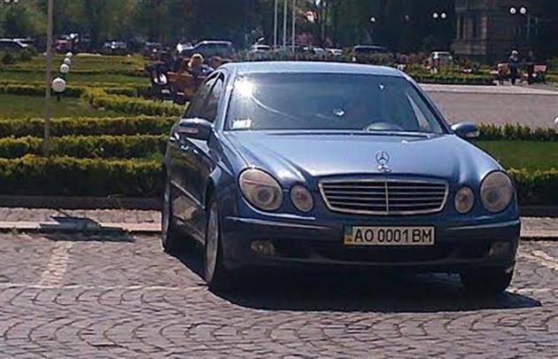 Фотофакт: "Мерин" Закарпатского облпрокурора Владимира Янко паркуется на месте для инвалидов