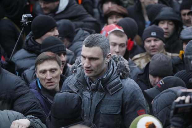 Виталий Кличко вышел на переговоры к активистам Правого сектора под Радой