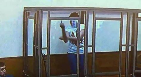 Надежда Савченко показала суду средний палец и пообещала Майдан в России. ВИДЕО