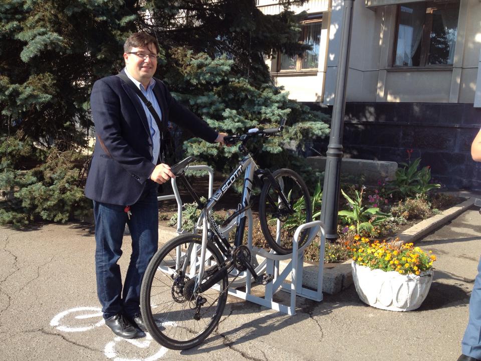 Фотофакт: Депутат Одесского областного совета Владислав Станков на сессию приехал на велосипеде