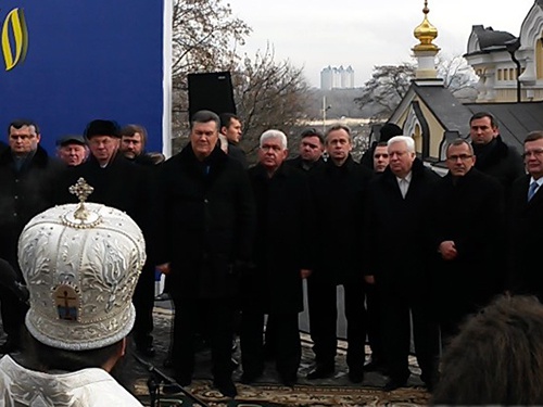 Виктор Янукович помолился в Лавре, сняв ограничения, чтобы прихожане могли набрать воды