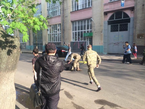 Участников форума экс-регионалов в Харькове забросали камнями. Видео