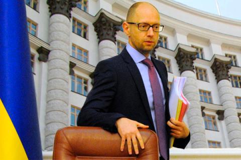 Арсений Яценюк пролоббировал сохранение высоких зарплат чиновников и депутатов