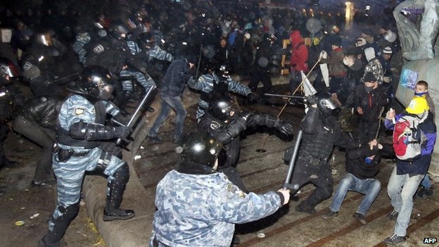 В Москве показывают столкновения в Симферополе кадрами с Майдана
