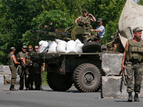 АТО: На Луганщине, в двух километрах от границы идёт бой