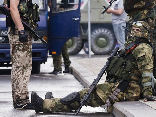 Регионы: В Донецке вооружённые боевики катаются на общественном транспорте