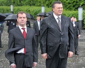 Медведев никак не хочет признать Виктора Януковича марионеткой Кремля