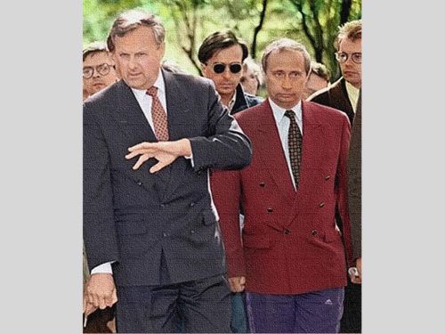 Об этом говорят: Интернет взорвали фото Путина-охранника в малиновом пиджаке и фиолетовых спортивках