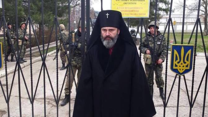 Священник в Крыму защищает украинских военных