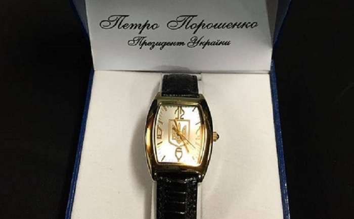 Петр Порошенко дарит волонтерам часы, сделанные в России
