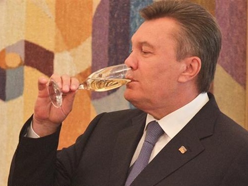 Виктор Янукович на своем дне рождения упивался вином, закусывая устрицами