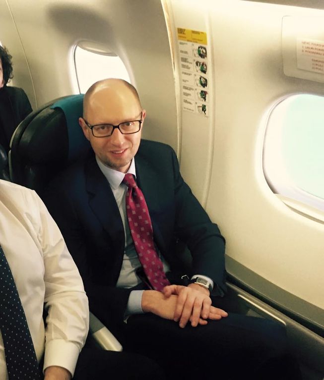 Фотофакт: Яценюк на пару с Саакашвили пиарится в самолете эконом-класса