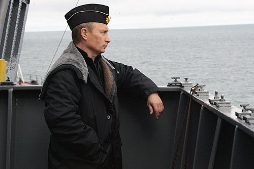 Владимир Путин привел в боевую готовность флот и десант