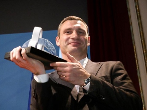 Виталию Кличко вручили премию и 2500 евро за вклад в Оранжевую революцию