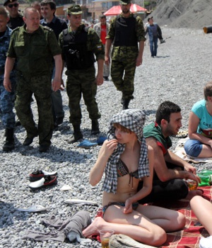 На крымских пляжах началась охота на 'украинских агентов'